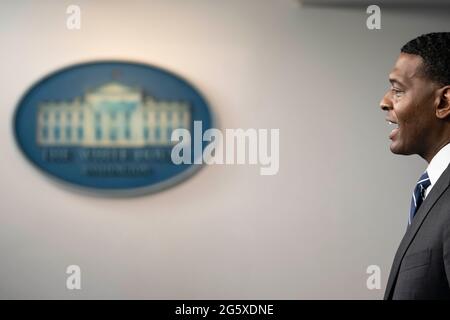 Washington, États-Unis. 30 juin 2021. Michael Regan, administrateur de l'Agence de protection de l'environnement, s'adresse aux journalistes à la Maison Blanche à Washington, DC, le mercredi 30 juin 2021. Regan a parlé des efforts de l'EPA pour fournir de l'eau potable propre partout aux États-Unis grâce à des améliorations visant à diriger les tuyaux de service. Photo par Sarah Silbiger/Pool/Sipa USA crédit: SIPA USA/Alay Live News Banque D'Images