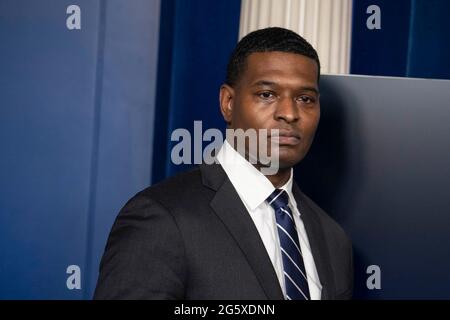 Washington, États-Unis. 30 juin 2021. Michael Regan, administrateur de l'Agence de protection de l'environnement, écoute le secrétaire de presse de la Maison-Blanche, Jen Psaki, qui s'adresse aux journalistes à la Maison-Blanche à Washington, DC, le mercredi 30 juin 2021. Photo par Sarah Silbiger/Pool/Sipa USA crédit: SIPA USA/Alay Live News Banque D'Images