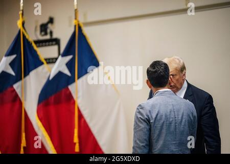 Weslaco Texas USA, juin 30: L'ancien président DONALD TRUMP s'adresse à l'ancien secrétaire américain par intérim de la sécurité intérieure CHAD WOLF lors d'un briefing sur la sécurité frontalière. Gov. Du Texas GREG ABBOTT s'est engagé à construire un mur frontalier financé par l'État entre le Texas et le Mexique, car une vague d'immigrants pour la plupart d'Amérique centrale traversant vers les États-Unis a défié les agences d'immigration américaines. Jusqu'à présent, en 2021, les agents de la patrouille frontalière des États-Unis ont appréhendé plus de 900,000 000 immigrants traversant la frontière sud vers les États-Unis. (Photo de piscine/ Brandon Bell) crédit : Bob Daemmrich/Alay Live News Banque D'Images