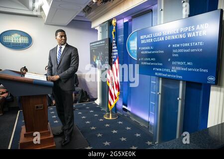 Washington, États-Unis. 30 juin 2021. Michael Regan, administrateur de l'Agence de protection de l'environnement, s'adresse aux journalistes à la Maison Blanche à Washington, DC, le mercredi 30 juin 2021. Regan a parlé des efforts de l'EPA pour fournir de l'eau potable propre partout aux États-Unis grâce à des améliorations visant à diriger les tuyaux de service. Photo de Sarah Silbiger/UPI crédit: UPI/Alay Live News Banque D'Images