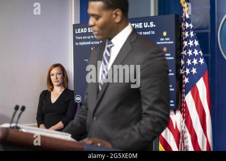 Washington, États-Unis. 30 juin 2021. Michael Regan, administrateur de l'Agence de protection de l'environnement, s'adresse aux journalistes à la Maison Blanche à Washington, DC, le mercredi 30 juin 2021. Regan a parlé des efforts de l'EPA pour fournir de l'eau potable propre partout aux États-Unis grâce à des améliorations visant à diriger les tuyaux de service. Photo de Sarah Silbiger/UPI crédit: UPI/Alay Live News Banque D'Images