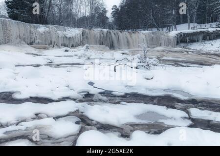 Chute d'eau gelée de Keila-Joa en hiver. Harjumaa, Estonie Banque D'Images