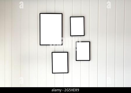 Palette murale en bois blanc avec cadre pour affiche de style moderne emptye pour l'espace de copie, décoration intérieure élégante en toile Banque D'Images