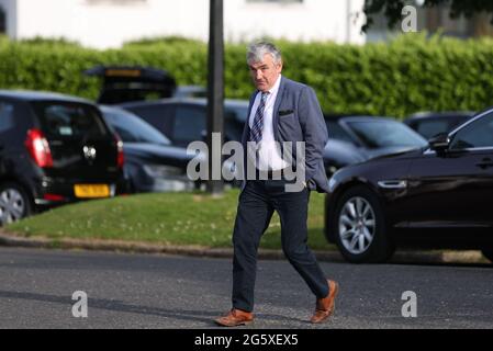 Le député provincial du DUP, Thomas Buchanan, arrivant à l'hôtel la mon, à Belfast, en tant que dirigeant au pouvoir du Parti unioniste démocratique (DUP), se réunit pour ratifier Sir Jeffrey Donaldson en tant que nouveau dirigeant du parti. Date de la photo: Mercredi 30 juin 2021. Banque D'Images