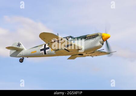 Hispano HA-1112 Buchon G-BWUE dans le film de la bataille d'Angleterre Messerschmitt Bf109 Me109 couleurs de l'avion de chasse allemand de la Luftwaffe. Escalade après décollage Banque D'Images