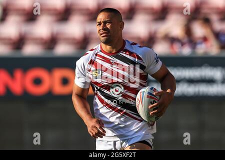 Willie ISA (11) de Wigan Warriors pendant l'échauffement avant le match Banque D'Images