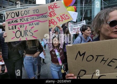 Londres, Royaume-Uni. 19 juin 2021. Les manifestants tiennent des pancartes pendant la manifestation.les enfants et les parents protestent contre la vaccination forcée des enfants, les restrictions de confinement, l'absence de masques et les tests dans les écoles. Crédit : Martin Pope/SOPA Images/ZUMA Wire/Alay Live News Banque D'Images