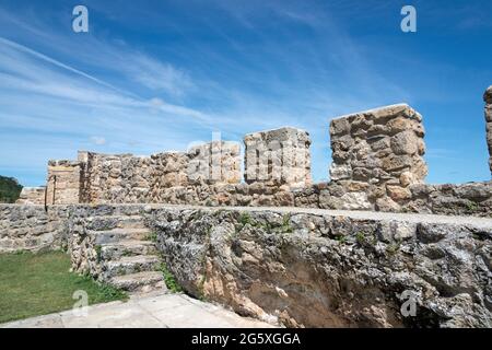 Ancien château de Frias, Merindades, Burgos. Murs en pierre et ciel bleu. Espagne, Europe Banque D'Images