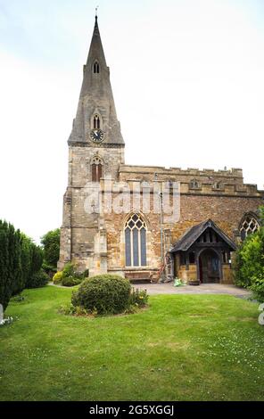 Église St Peters et spire dans le village d'Oadby à la périphérie de Leicester Banque D'Images