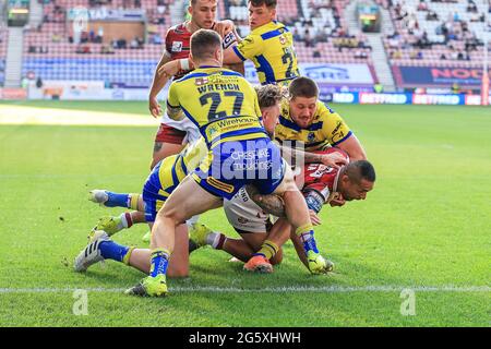 Willie ISA (11) de Wigan Warriors est attaqué à court de la ligne d'essai Banque D'Images