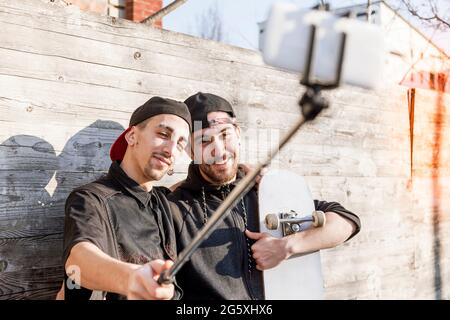 jeunes garçons skate-boarders prend un selfie en plein air Banque D'Images