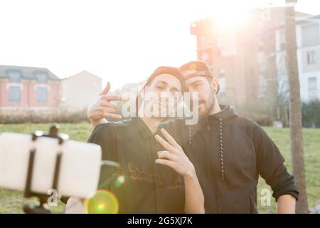 jeunes garçons skate-boarders prend un selfie en plein air Banque D'Images