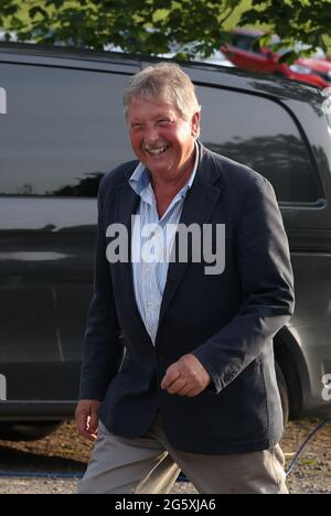 Le député du DUP Sammy Wilson arrivant à l'hôtel la mon à Belfast, en tant que dirigeant au pouvoir du Parti unioniste démocratique (DUP), se réunit pour ratifier Sir Jeffrey Donaldson comme nouveau chef du parti. Date de la photo: Mercredi 30 juin 2021. Banque D'Images