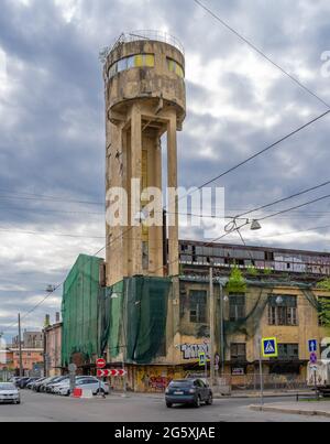 Tour d'eau abandonnée de l'usine 'Red Nailer', joyau caché du constructivisme soviétique, années 1920, architecte Y. Chernikov, Saint-Pétersbourg, Russie Banque D'Images