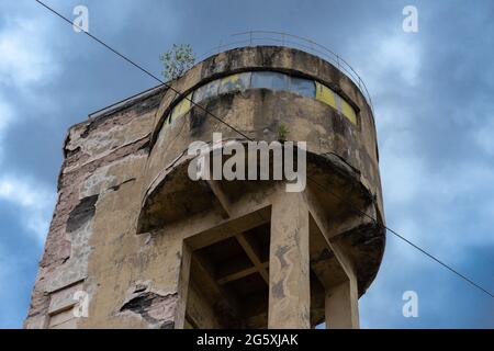 Un réservoir d'eau cylindrique en béton de la tour d'eau abandonnée de l'usine 'Red Nailer', constructivisme soviétique, années 1920, Saint-Pétersbourg, Russie Banque D'Images