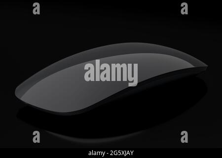 Souris sans fil noire réaliste avec écran tactile isolé sur fond noir. Banque D'Images