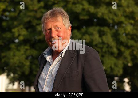 Le député du DUP Sammy Wilson arrivant à l'hôtel la mon à Belfast, en tant que dirigeant au pouvoir du Parti unioniste démocratique (DUP), se réunit pour ratifier Sir Jeffrey Donaldson comme nouveau chef du parti. Date de la photo: Mercredi 30 juin 2021. Banque D'Images