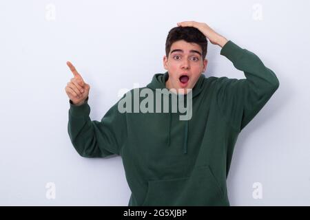 garçon décontracté adolescent isolé sur blanc Banque D'Images