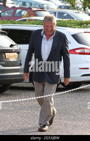 Le député du DUP Sammy Wilson arrivant à l'hôtel la mon à Belfast, en tant que dirigeant au pouvoir du Parti unioniste démocratique (DUP), se réunit pour ratifier Sir Jeffrey Donaldson comme nouveau chef du parti. Date de la photo: Mercredi 30 juin 2021. Banque D'Images