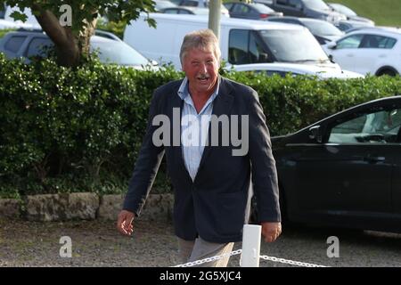 Le député du DUP Sammy Wilson arrivant à l'hôtel la mon à Belfast, en tant que dirigeant au pouvoir du Parti unioniste démocratique (DUP), se réunit pour ratifier Sir Jeffrey Donaldson comme nouveau chef du parti. Date de la photo: Mercredi 30 juin 2021. Banque D'Images