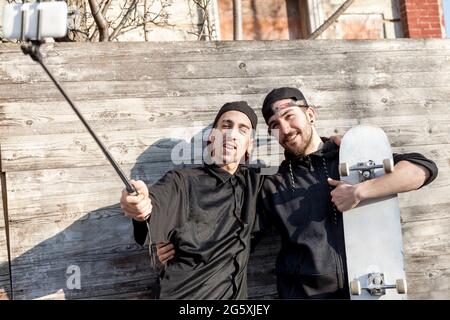 jeunes garçons skate-boarders prend un selfie en plein air Banque D'Images