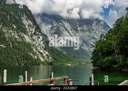 Schoenau à Koenigssee, Bavière, Allemagne. Grand paysage alpin avec la montagne Watzmann dans le parc national de Berchtesgaden Banque D'Images