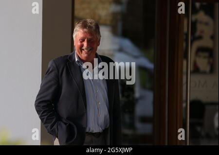 Le député du DUP Sammy Wilson arrivant à l'hôtel la mon à Belfast, en tant que dirigeant au pouvoir du Parti unioniste démocratique (DUP), se réunit pour ratifier Sir Jeffrey Donaldson comme nouveau chef du parti. Date de la photo: Mercredi 30 juin 2021. Banque D'Images