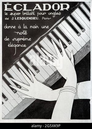 Mains de femme jouant du piano. Publicité vintage. Ancienne page de magazine image de style Art déco Banque D'Images