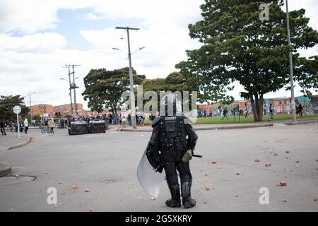 Les policiers anti-émeutes de Colombie (ESMAD) utilisent des matraques de police, des bombes à gaz lacrymogènes et des grenades à éclats, tandis que les gens de Fontanar - Suba à Bogota, en Colombie, ont protesté et affronté la police anti-émeute de Colombie (Escuadron Movil Antiperturbabios ESMAD) Contre la visite du président colombien Ivan Duque Marquez dans un parc, le métro de Bogota sera construit, au milieu de deux mois de manifestations antigouvernementales contre le président Ivan Duque Marquez, d'inégalités et de troubles de la police pendant les manifestations, le 29 juin 2021. Banque D'Images