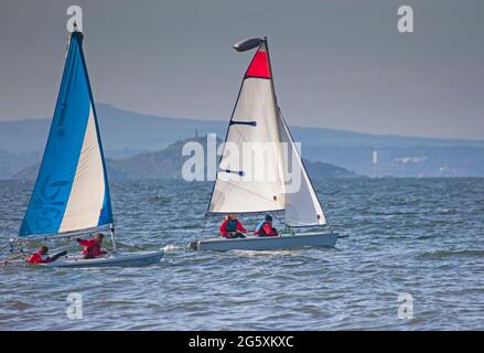 Portobello, Édimbourg, Écosse, météo britannique. 30 juin 2021. Soleil du soir avec une température de 16 degrés au bord de la mer pour ceux qui se sont présentés pour l'exercice sur le Firth of Forth dans leurs dinghies de voile. Banque D'Images