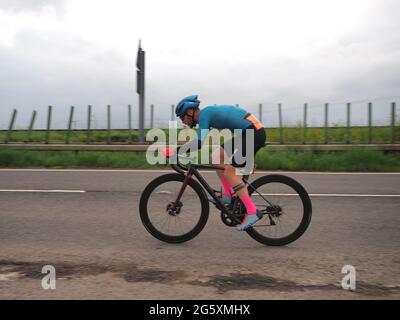 Elmley, Kent, Royaume-Uni. 30 juin 2021. Météo au Royaume-Uni : une soirée nuageux à Elmley, dans le Kent pour les cyclistes qui prennent part à un essai de 10 miles organisé ce soir par Wigmore Cycling Club. Crédit : James Bell/Alay Live News Banque D'Images