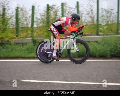 Elmley, Kent, Royaume-Uni. 30 juin 2021. Météo au Royaume-Uni : une soirée nuageux à Elmley, dans le Kent pour les cyclistes qui prennent part à un essai de 10 miles organisé ce soir par Wigmore Cycling Club. Crédit : James Bell/Alay Live News Banque D'Images