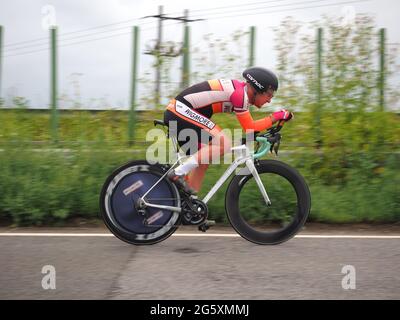 Elmley, Kent, Royaume-Uni. 30 juin 2021. Météo au Royaume-Uni : une soirée nuageux à Elmley, dans le Kent pour les cyclistes qui prennent part à un essai de 10 miles organisé ce soir par Wigmore Cycling Club. Crédit : James Bell/Alay Live News Banque D'Images