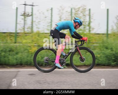 Elmley, Kent, Royaume-Uni. 30 juin 2021. Météo au Royaume-Uni : une soirée nuageux à Elmley, dans le Kent pour les cyclistes qui prennent part à un essai de 10 miles organisé ce soir par Wigmore Cycling Club. Crédit : James Bell/Alay Live News Banque D'Images