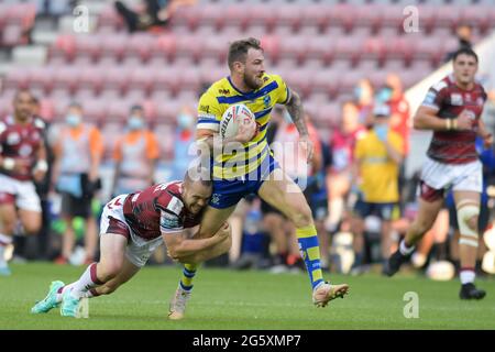 Liam Marshall (5) de Wigan Warriors tente de s'attaquer à Daryl Clark (9) de Warrington Wolves Banque D'Images