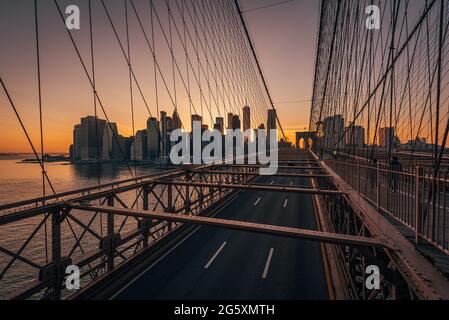 Vue au coucher du soleil sur le Manhattan Skyline, depuis le pont de Brooklyn, New York Banque D'Images