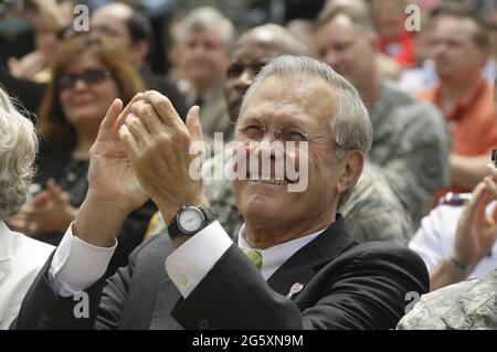 5 mai 2006 - Washington, DC - le secrétaire à la Défense Donald Rumsfeld lance le mois de l'appréciation militaire avec une performance de l'acteur Gary Sinise et de son lieutenant Dan Band. M. Rumsfeld a présenté le groupe avant de jouer au motif du Pentagone. M. rumsfeld s'est assis à côté de son épouse Joyce et des soldats qui ont perdu une jambe et portaient une jambe prothétique. Crédit photo: G. Fabiano/Sipa USA/0605052319 Banque D'Images