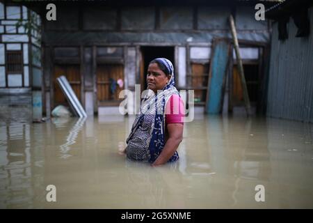 Le 28 juillet 2020, une femme a été vue inondée à Munshiganj, près de Dhaka, au Bangladesh. Plus de 9.6 millions de personnes ont été touchées par des inondations dues à la mousson, qui ont dévasté de vastes régions de l'Inde, du Bangladesh et du Népal. Banque D'Images