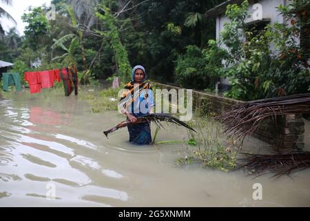 Le 28 juillet 2020, une femme a été vue inondée à Munshiganj, près de Dhaka, au Bangladesh. Plus de 9.6 millions de personnes ont été touchées par des inondations dues à la mousson, qui ont dévasté de vastes régions de l'Inde, du Bangladesh et du Népal. Banque D'Images