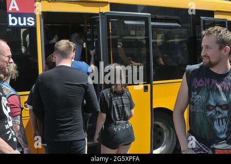 Copenhague /Danemark./ 20 juin 2019/les fans arrivent au festival de musique métallique de Copenhague sur amager dans la capitale danoise Copenhague 100 et 100 heures pour le bus t. Banque D'Images