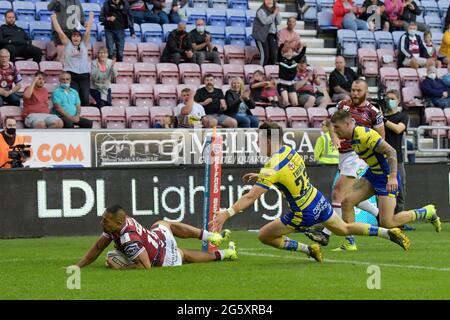 Wigan, Royaume-Uni. 30 juin 2021. Willie ISA (11) de Wigan Warriors va tenter du faire 10-24 à Wigan, Royaume-Uni, le 6/30/2021. (Photo de Simon Whitehead/ SW photo/News Images/Sipa USA) crédit: SIPA USA/Alay Live News Banque D'Images