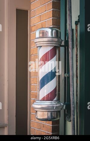 Un poteau de barbiers rouge blanc et bleu rayé Banque D'Images