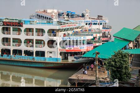 Patuakhali, Bangladesh : des ferries attendent le port de Patuakhali pour Dhaka, la capitale du Bangladesh Banque D'Images