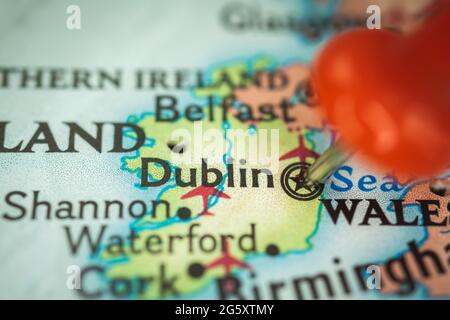 Emplacement Dublin en Irlande, punaise sur la carte, marqueur de destination pour le voyage, le tourisme et le concept de voyage, Europe Banque D'Images
