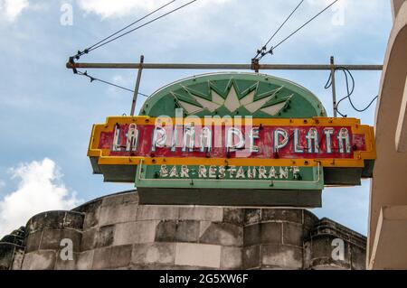 Enseigne la Pina de Oro bar restaurant, la Havane, Cuba, 2021 Banque D'Images