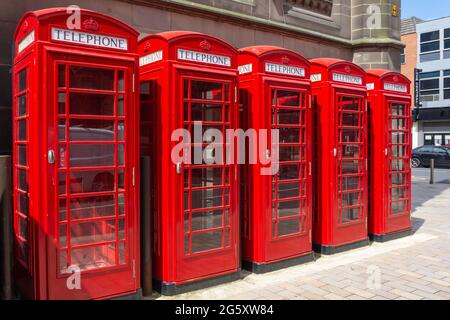 Rangée de téléphones rouges, Dunning Street, Middlesbrough, North Yorkshire, Angleterre, Royaume-Uni Banque D'Images