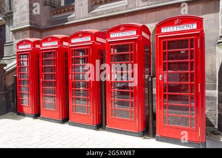 Rangée de téléphones rouges, Dunning Street, Middlesbrough, North Yorkshire, Angleterre, Royaume-Uni Banque D'Images