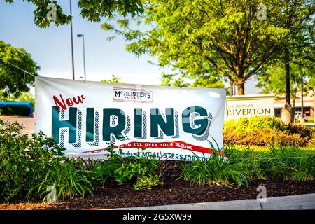 Front Royal, États-Unis - 27 mai 2021 : Virginia City avec panneau sur la rue pour McAlister's Deli restaurant de la chaîne de restauration rapide actuellement en location en raison du manque de travail Banque D'Images
