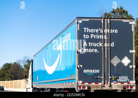 Richmond, États-Unis - 5 mars 2021: Route de la Virginie avec Amazon premier camion de livraison avec le logo bleu prime signe texte Banque D'Images