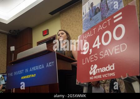 Washington, États-Unis. 30 juin 2021. Alex Otte, président de la Mother's Against drind Driving (MADD), se joint aux représentants lors d'une conférence de presse sur les dispositions relatives à la sécurité automobile dans le « Invest in America Act » au Capitole des États-Unis à Washington, DC, le mercredi 30 juin 2021. Photo de Bonnie Cash/UPI Credit: UPI/Alay Live News Banque D'Images